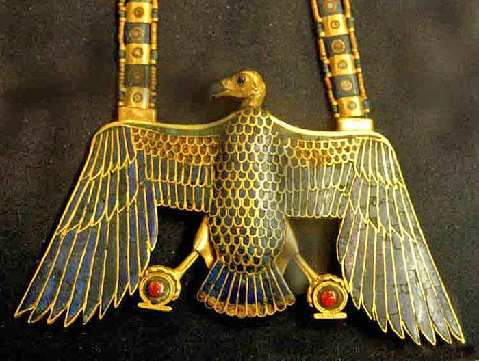 8062-a-e-cairo-museum-tut-pectoral-vulture-700.jpg.4c76ddd4866636f0b35bc7b7c315a166.jpg